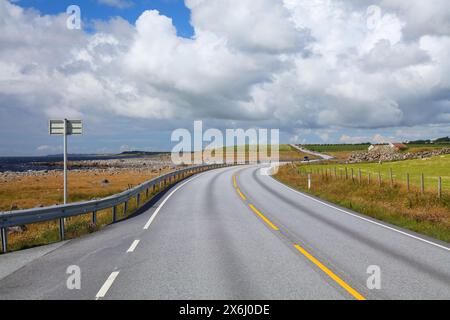 Rogaland Landschaft in Norwegen. Straßenverlauf im Sommer. Stockfoto