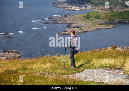 Touristische Wanderungen entlang der Nordseeküste in Sogndalstrand in Südnorwegen. Rogaland County. Stockfoto