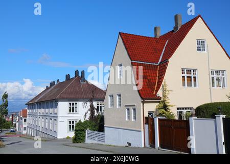 Stavanger, Norwegen. Lokale Wohnstraße mit typischen nordischen Holzhäusern. Stockfoto