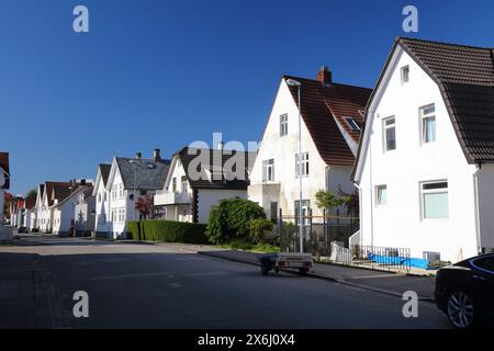 Stavanger, Norwegen. Lokale Wohnstraße mit typischen nordischen Holzhäusern. Stockfoto