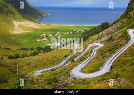 Norwegen kurvenreiche Straße. Landschaft von Hoddevik auf der Halbinsel Stadlandet, Norwegen. Stockfoto