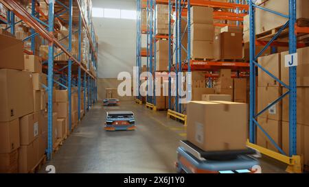 Future Technology 3D-Konzept: Automatisierte moderne Einzelhandelslager-AGV-Roboter, die Kartonagen im Logistikzentrum transportieren. Automatisierte Geführte Fahrzeuge, Die Waren, Produkte, Pakete Liefern Stockfoto
