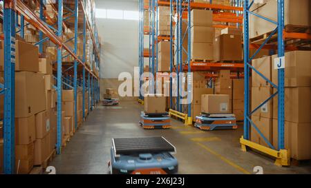 Future Technology 3D-Konzept: Automatisierte moderne Einzelhandelslager-AGV-Roboter, die Kartonagen im Logistikzentrum transportieren. Automatisierte Geführte Fahrzeuge, Die Waren, Produkte, Pakete Liefern Stockfoto