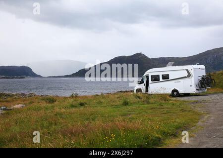 RUNDE, NORWEGEN - 27. JULI 2020: Campingurlaub auf der Insel Runde, Norwegen. Norwegen hatte 2015 8,8 Millionen ausländische Besucher. Stockfoto