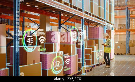 Futuristic Technology Retail Warehouse: Mitarbeiter beginnen mit der Bestandsdigitalisierung mit Barcode-Scanner analysiert Waren, Kartons und Produkte. Infografiken zur Bereitstellung in Logistik, Vertriebszentrum Stockfoto