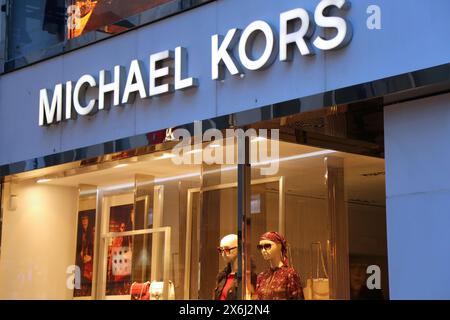 KÖLN - 21. SEPTEMBER 2020: Michael Kors Premium-Modegeschäft in der Hohen Straße in Köln. Die hohe Straße ist eine von Bu Stockfoto