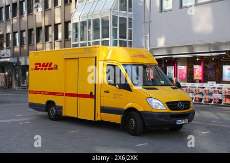 MÜHLHEIM A.D. RUHR, DEUTSCHLAND - 21. SEPTEMBER 2020: DHL-Kuriertransporter in Deutschland. DHL ist Teil des deutschen Postdienstes Deutsche Post. Stockfoto