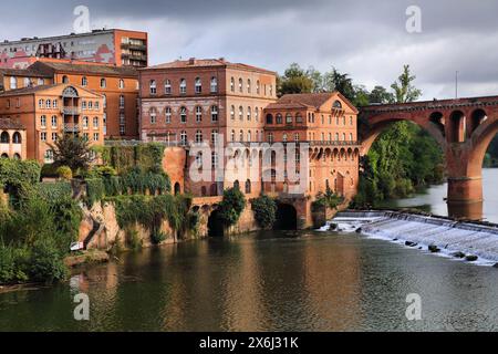 Albi, Frankreich. Le Pont Neuf Brücke über den Fluss Tarn. Wasserstufe. Stockfoto