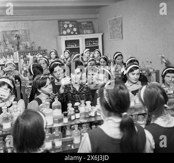 Die Sozialistische Republik Rumänien in den 1970er Jahren High-School-Schüler während eines Chemiekurses an einer staatlichen Schule. Stockfoto