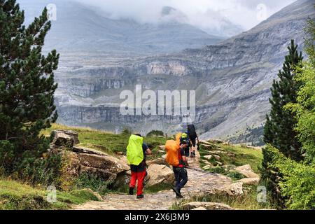 PYRENÄEN, SPANIEN - 25. SEPTEMBER 2021: Backpacker genießen einen Wanderweg im Nationalpark Ordesa y Monte Perdido in den Pyrenäen. Stockfoto