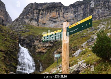 PYRENÄEN, SPANIEN - 25. SEPTEMBER 2021: Wegweiser zum Wasserfall Cascada de la Cola de Caballo in Ordesa y Monte Perdido Nat Stockfoto