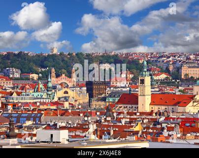 Sonnenuntergang Stadtbild von Prag mit Pulverturm (Prasna Brana) und Kirche St. Jakobus dem Großen. Altstadt in Prag, Tschechien. Riegrovy Sad Stockfoto