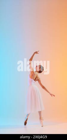 Balletttänzer in weißem Tutu spielt eine elegante Pose im Neonlicht vor blau-orangem Hintergrund. Art. Stockfoto