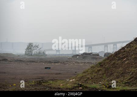 Südbahnhof, Nr. Redcar, North Yorkshire, Großbritannien. Schutt und Überreste des ehemaligen Stahlwerks Teesside während des Abbruchs. Moody, nebeliger Tag. Stockfoto