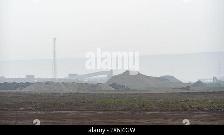 Südbahnhof, Nr. Redcar, North Yorkshire, Großbritannien. Schutt und Überreste des ehemaligen Stahlwerks Teesside während des Abbruchs. Moody, nebeliger Tag. Stockfoto