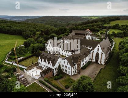 Heimbach, Deutschland. Mai 2024. Blick auf das ehemalige Trappistenkloster Mariawald am Rande des Nationalparks Eifel. Quelle: Oliver Berg/dpa/Alamy Live News Stockfoto