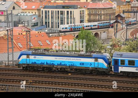 PRAG, TSCHECHISCHE REPUBLIK - 1. MAI 2024: Ceske Drahy CD-Personenzug in Prag, Tschechische Republik. Ceske Drahy ist der wichtigste nationale Zugbetreiber. Stockfoto