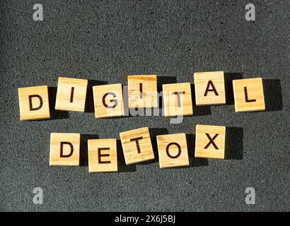 Digitale Detox-Holzbriefe. Text auf dunklem Hintergrund Stockfoto