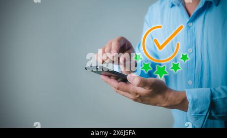 Geschäftsmann verwendet Smartphone zeigt das Zeichen des Top-Service die beste Qualitätssicherung, Standards, ISO-Zertifizierung und Standardisierungskonzept. gu Stockfoto