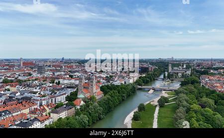 München, Bayern, Deutschland 15. Mai 2024: Hier der Blick auf die Landeshauptstadt München, Häuser, Hausermeer, Skyline, mit Isar, St. Maximilian Kirche, Deutsches Museum, links die Frauenkirche Achtung nur redaktionell Verwendbar *** München, Bayern, Deutschland 15 Mai 2024 hier der Blick auf die Landeshauptstadt München, Häuser, Hausermeer, Skyline, mit Isar, St. Maximiliankirche, Deutsches Museum, links die Frauenkirche Aufmerksamkeit nur für redaktionelle Zwecke Stockfoto