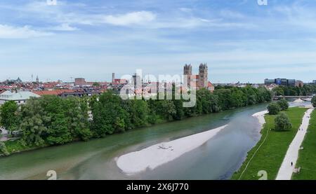 München, Bayern, Deutschland 15. Mai 2024: Hier der Blick auf die Landeshauptstadt München mit der Isar im Vordergrund dahinter die St. Maximiliankirche, Isarpark Achtung nur redaktionell Verwendbar *** München, Bayern, Deutschland 15. Mai 2024 hier die Ansicht der Landeshauptstadt München mit der Isar im Vordergrund hinter der St. Maximiliankirche, Isarpark Achtung nur zur redaktionellen Verwendung Stockfoto