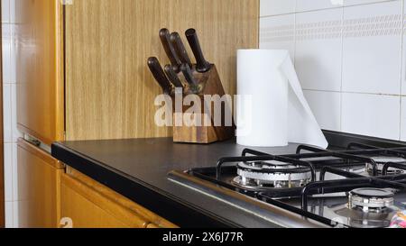 Im Küchenmesserblock mit Küchenzeile und saugfähigem Papier. Stockfoto