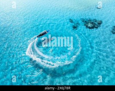 Aus der Vogelperspektive des Schnellbootes im klaren blauen Wasser im Sommer Stockfoto