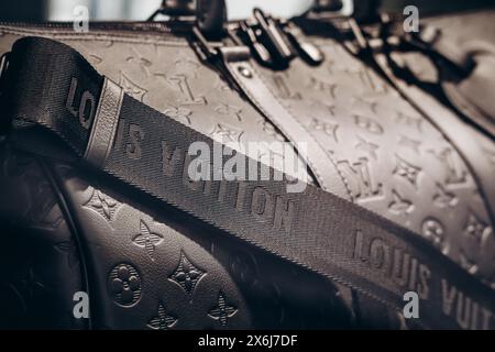 Nizza, Frankreich - 28. Januar 2024: Louis Vuitton Tasche im Fenster einer Flaggschiff-Boutique in Nizza Stockfoto