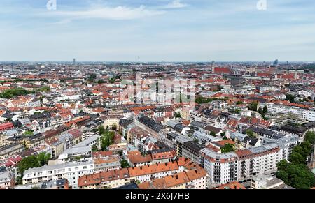 München, Bayern, Deutschland 15. Mai 2024: Hier der Blick auf die Landeshauptstadt München, Häuser, Hausermeer, Skyline, zugebaut, Immobilien, Immobilienmarjt, Frauenkirche,Hochhaus Achtung nur redaktionell Verwendbar *** München, Bayern, Deutschland 15 Mai 2024 hier der Blick auf die Landeshauptstadt München, Häuser, Häusermeer, Skyline, bebaut, Immobilien, Immobilienmarkt, Frauenkirche, Wolkenkratzer Aufmerksamkeit nur für redaktionelle Zwecke Stockfoto