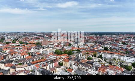 München, Bayern, Deutschland 15. Mai 2024: Hier der Blick auf die Landeshauptstadt München, Häuser, Hausermeer, Skyline, zugebaut, Immobilien, Immobilienmarjt, Frauenkirche,Hochhaus Achtung nur redaktionell Verwendbar *** München, Bayern, Deutschland 15 Mai 2024 hier der Blick auf die Landeshauptstadt München, Häuser, Häusermeer, Skyline, bebaut, Immobilien, Immobilienmarkt, Frauenkirche, Wolkenkratzer Aufmerksamkeit nur für redaktionelle Zwecke Stockfoto