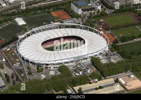 Vier Spiele der Gruppenphase der Fußball-Europameisterschaft 2024 werden im Mercedes-Benz-Stadion des Bundesliga-Fußballvereins VFB Stuttgart ausgetragen. Hier findet auch ein Viertelfinale für die Euro 2024 statt. ANP/ Hollandse Hoogte/ Aerovista Luchtfotografie niederlande aus - belgien aus Stockfoto