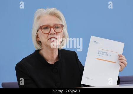 Prof. Dr. Dr. h.c. Monika Schnitzer, Vorsitzende, Deutschland, Berlin, Bundespressekonferenz, Thema: Vorstellung des Frühjahrsgutachten 2024 - Sachverständigenrat zur Begutachtung der gesamtwirtschaftlichen Entwicklung *** Prof Dr. h c Monika Schnitzer, Vorsitzende, Deutschland, Berlin, Bundespressekonferenz, Thema Präsentation des Frühjahrsberichts 2024 des Sachverständigenrates für Wirtschaft Stockfoto