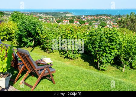 Tisch und Stühle über dem Balaton auf dem Hügel romantisches Date, Picknick, Essen in der Natur. Weinprobe von Csopak. Stockfoto