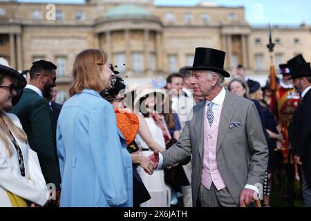 König Karl III. Begrüßt seine Gäste während der Sovereign's Creative Industries Garden Party im Buckingham Palace, London, zur Feier der Creative Industries of the United Kingdom. Die Garden Party wird etwa 4.000 Vertreter aus Kultur, Kunst, Kulturerbe, Film, Fernsehen, Radio und Mode. Bilddatum: Mittwoch, 15. Mai 2024. Stockfoto