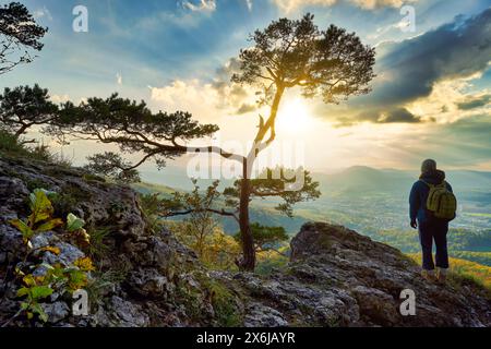 Schweiz, Gempen SO, Schartenflue, abendliche Atmosphäre, Slackliner, Schwarzbubenland, Solothurn, Gempen Stockfoto