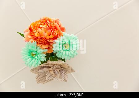 Lebendiges Hochzeitspapier Blumendekoration: Farbenfroher Tisch Im Mittelpunkt Stockfoto