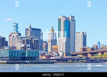 Blick auf den East River auf Lower Manhattan einschließlich Pier 17/South Street Seaport und Wahrzeichen Municipal Building und Thurgood Marshall U.S. Courthouse. Stockfoto