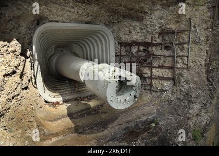 Beschädigtes Artilleriefass in der verlassenen Kasematte im Fort Eben-Emael, heute ein Museum in Bassenge, Belgien. Stockfoto