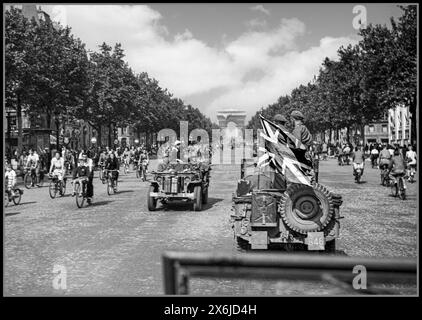 1944 BEFREIUNG VON PARIS 2. Weltkrieg eine Armee-Film- und Fotoeinheit mit großer Union Jack-Flagge treibt die Champs Elysées mit Arc de Triomphe hinter Paris Frankreich am 26. August 1944 hinauf Stockfoto