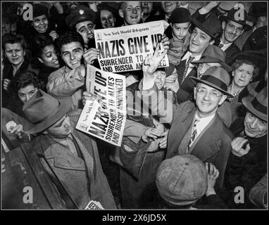 WW2 VE Day 8. Mai 1945 New Yorker mit Zeitungsüberschriften im New York-World Telegram feiern die bedingungslose Kapitulation Deutschlands an die Alliierten und Russland VE Day Sieg in Europa Stockfoto