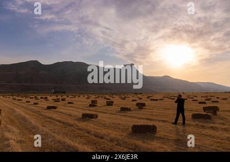 Ein Fotograf fotografiert den heiligen Berg Beshbarmag bei Sonnenuntergang. Baku. Aserbaidschan. Stockfoto