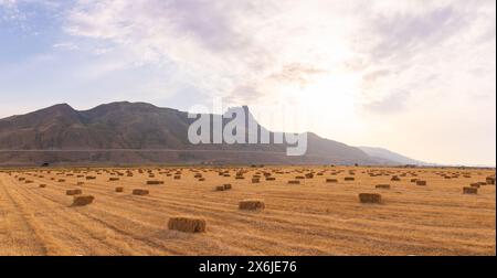 Heiliger Berg Beshbarmag bei Sonnenuntergang. Baku. Aserbaidschan. Stockfoto
