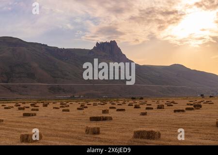Heiliger Berg Beshbarmag bei Sonnenuntergang. Baku. Aserbaidschan. Stockfoto