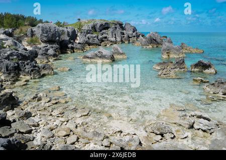 Eine ruhige Bucht hinter der Tobacco Bay in der Nähe von Fort St. Catherine auf Bermuda. Stockfoto