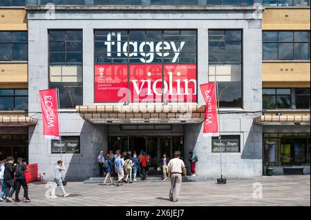 Ixelles, Region Brüssel, Belgien - 13. Mai 2024 - Menschen vor dem Flagey-Gebäude vor dem ersten Tag des Halbfinals der Königin Elisabeth Stockfoto