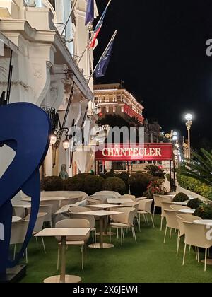 Nizza, Frankreich - 4. Dezember 2023: Auf der Terrasse des Restaurants „La Rotonde“ im legendären Hotel Negresco in Nizza Stockfoto