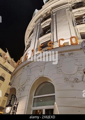 Nizza, Frankreich - 4. Dezember 2023: Auf der Terrasse des Restaurants „La Rotonde“ im legendären Hotel Negresco in Nizza Stockfoto