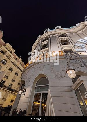 Nizza, Frankreich - 4. Dezember 2023: Auf der Terrasse des Restaurants „La Rotonde“ im legendären Hotel Negresco in Nizza Stockfoto