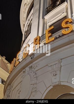 Nizza, Frankreich - 4. Dezember 2023: Auf der Terrasse des Restaurants „La Rotonde“ im legendären Hotel Negresco in Nizza Stockfoto