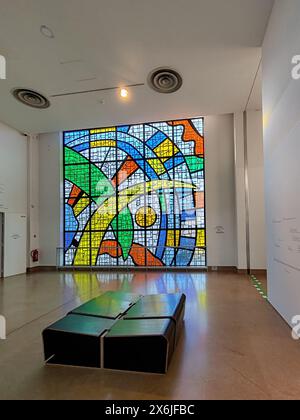 Biot, Frankreich - 4. Dezember 2023: Großes Buntglasfenster im Fernand Leger Nationalmuseum in Biot Stockfoto